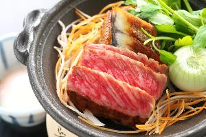 家喜物「大地と清流の恵み」陶板仕立て/黒毛和牛と鰻すき　温玉添え