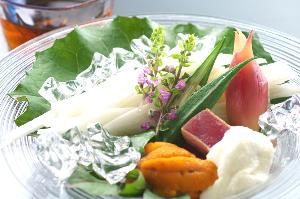 冷　鉢「納涼の風情」長芋そうめん、鮪炙り山掛け、生雲丹、土佐鰹旨み出汁、薬味