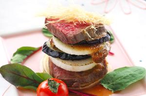 黒毛和牛ステーキ　ミルフィーユ見立て/焼玉葱、焼長芋、焼茄子