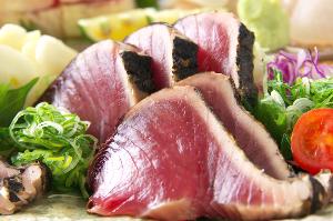カツオのわら焼きタタキ入りの刺身皿鉢