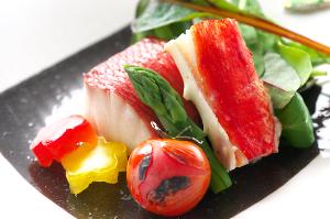 焼物／金目鯛とタラバ蟹のガーリックバター焼き、レモン創酢