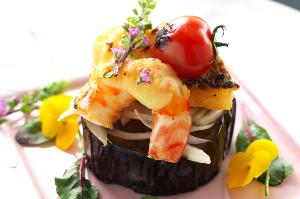 色鮮やかな「黒毛和牛と魚介のチーズ焼」