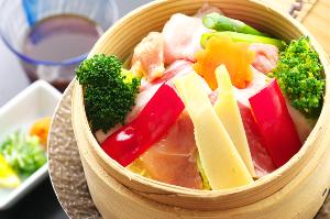 【四万十ポークの蒸篭蒸し】四万十鶏、彩り野菜、薬味、チリ酢