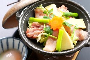【地鶏と旬野菜のすき焼き】大川村産のはちきん地鶏を使用しすき焼きは絶品★