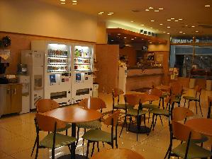明るく広いロビーは、憩いの空間！