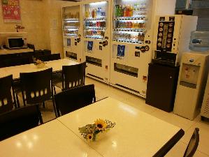 無料サービス（コーヒー・水・氷・電子レンジ）　　　　有料（自動販売機）