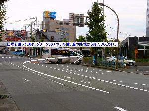 グリーンリッチホテル横、脇の路地からお入りください。