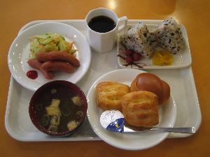 スタッフ手づくりの朝食をサービス