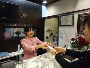 暖かい笑顔でのおもてなし