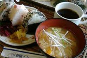 朝食無料サービス　あったかおにぎりをどうぞ