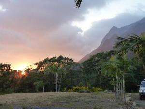 庭から・・・モッチョムの夕陽