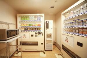 電子レンジ・自動販売機は9階にございます。