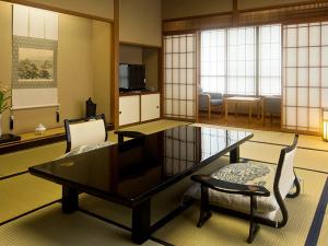 １５帖+６帖　約８０平米の広々とした純和風のお部屋になります。階数は下の階になりますが、木々に囲まれた大人の静寂を楽しみたい方にオススメです。お部屋まで行く間に、階段が５～６段ございます。