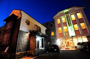 ホテル正面外観 (右側ー本館 ・ 左側ー別館 蔵宿屯所の庵 明治42年築)