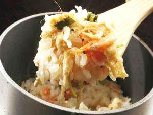 宿の名物、さくら海老の釜飯