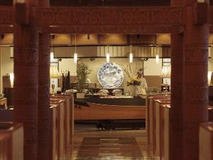 ■バイキングレストラン「天河」／ 天井が高く開放感あふれるレストラン