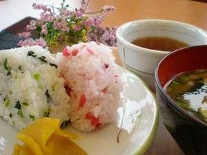 出来たてのおにぎり・お味噌汁をご用意しています