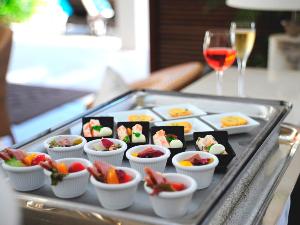 【ライブラリーラウンジ＆バー】カクテルタイムには、冷えたシャンパンやカクテルにピンチョスを添えて（イメージ）