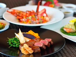 【鉄板焼レストラン「龍潭」】食欲をそそる香りに包まれて、素材本来の風味や旨味を存分にご堪能ください。