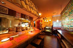 「イル・キャンティ」店内、朝食時はこのカウンターに料理が並びます。