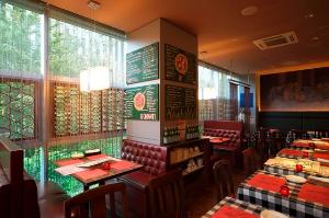 「イル・キャンティ」店内、ゆったりとしたテーブルセッティングです。