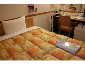ワイドなベッドでゆったり過ごせるシングルのお部屋