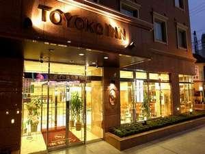 広い開放感のあるロビーを臨む外観
