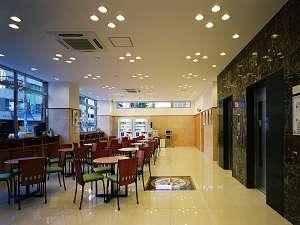 １Fロビーではおにぎりやおみそ汁等の朝食をご用意致しております。ご自由にお召し上がりいただけます♪