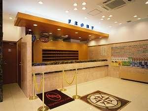 入り口正面のフロントでは皆様のお越しを心よりお待ち申し上げております