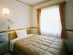 広さ11.88平米のシングルルームには幅140cmのベッドがあり快適な睡眠を演出してくれる