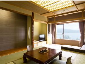 【湖側】和室／お部屋に入ると、窓一杯に絵画のような阿寒湖の景色が広がっています。