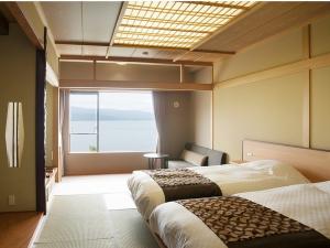 【湖側】和室ツイン（客室一例）／お部屋に入ると、絵画のような阿寒湖の景色が広がっています。