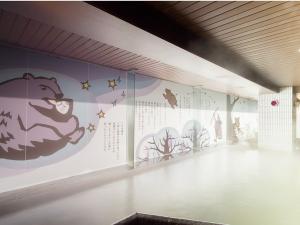 【2F男性大浴場「ピンネシリ」】壁に描かれたアイヌの物語を読みながら、湯浴みをお愉しみください。