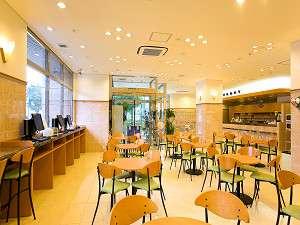 朝食会場も兼ねるロビーにはOAコーナーもあり。街遊び情報もチェック！
