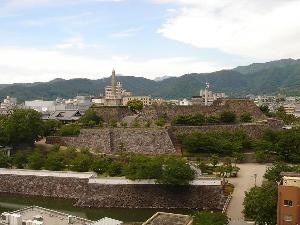 舞鶴城公園、晴れた日は富士や八ヶ岳、アルプスの山々を望むことができますよ。