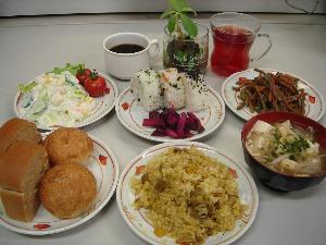 あったかご飯シリーズ!!　カレーピラフ・チキンピラフ・五目御飯　パンも日替わりで種類たくさん