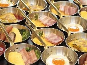 アツアツのオムレツ（トッピングあり）やジューシーな目玉焼きを目の前でおつくりいたします。