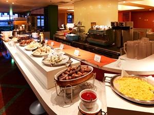 毎朝７：００よりレストランにて朝食バイキングをご用意しております。【有料】