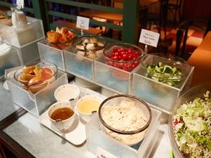 朝食にかかせないサラダとフルーツ