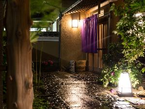 夜の外観