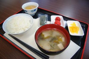 無料の簡易和風朝食。卵や納豆などお持込もしていただけます。