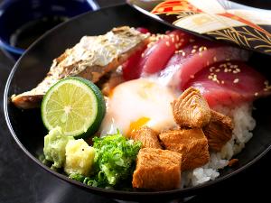 鰹の刺身やハランボの塩焼き、角煮、温玉など‥豪快に盛った「土佐かつお丼」でガッツリご飯