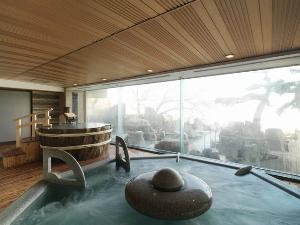 ■1Ｆ大浴場「豊雅殿」／窓の奥に見える阿寒湖畔の眺めと温泉の楽しさを同時にご堪能ください。