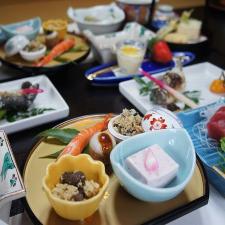 丹沢大山地区は全国名水百選に選ばれ、その名水を使用した豆腐料理は絶品です。健康食品としても二重丸のお豆腐を是非ご賞味あれ。