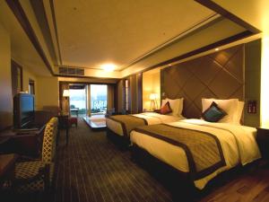 やんばるの大自然に囲まれた、59平米以上の広々客室でのんびりとした休日を。