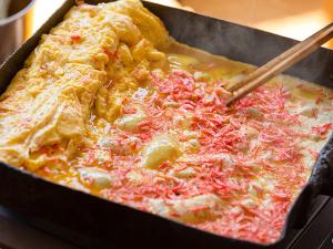 【朝食ブッフェ・小海老入り卵焼き】目の前で焼き上げるホテル大雪特製の卵焼きです♪
