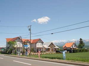 富良野方面から国道237号線沿い右側に位置します。