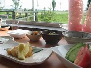 雄大な自然の中で朝日をたっぷり浴びながらの朝食