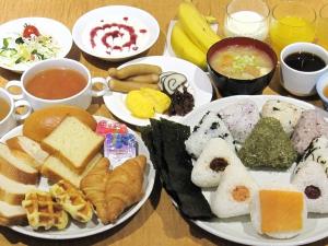 無料朝食◎おにぎり・お味噌汁・パン・スープ・ボイルソーセージ・新鮮野菜のサラダなどをご提供！