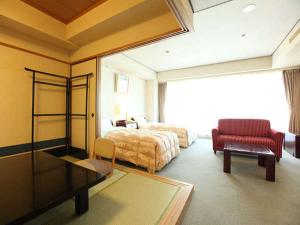 客室一例）海側ツイン＋６畳の和室付の和洋室タイプ（イメージ）